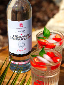 verres contenant un cocktail à base de vodka Gérard Depardieu et de fruits frais qui sont des fraises. 