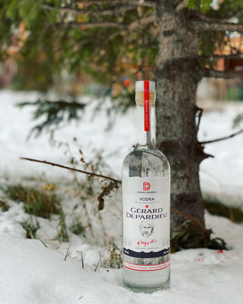 Page élaboration de la Vodka Photo de la bouteille de vodka Gérard Depardieu dans la neige. 