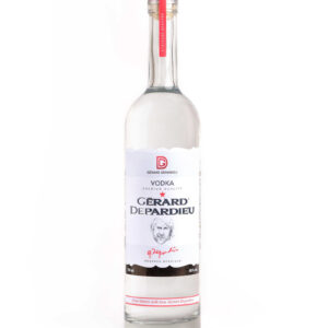 bouteille de Vodka Gerard Depardieu, disponible à la vente en ligne à l’unité sur le site https://vodkadepardieu.fr