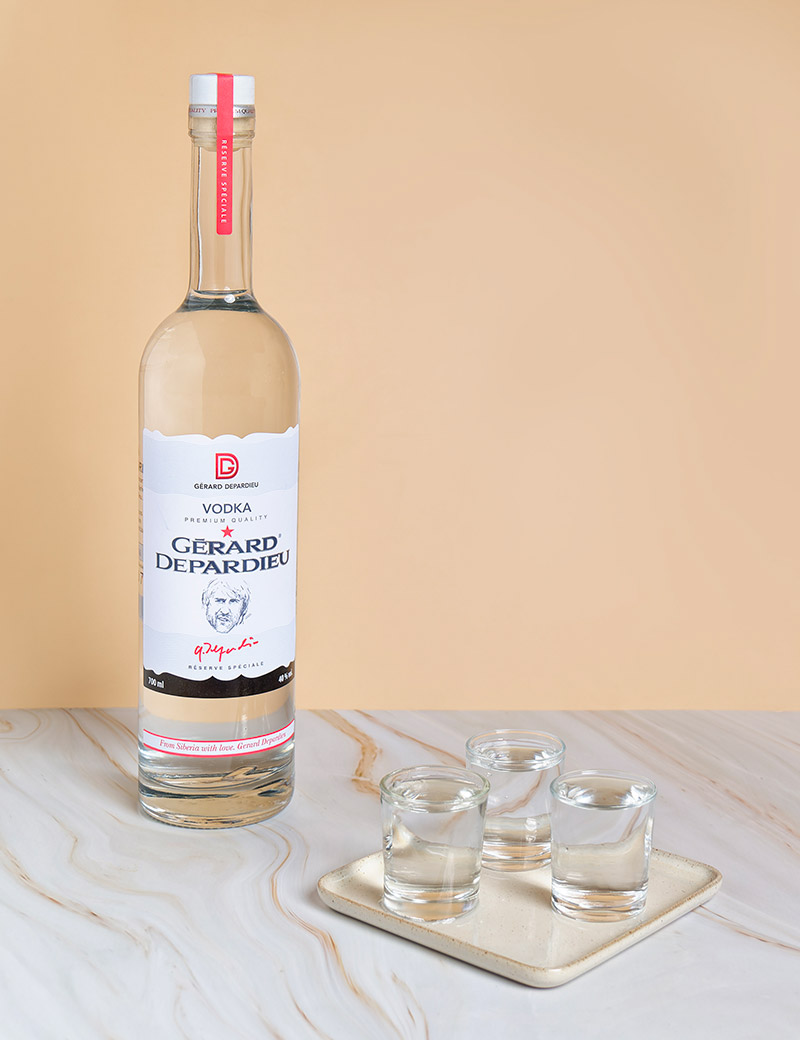 Comment déguster la vodka Gérard Depardieu ? Photo de la bouteille et de verres à shooter
