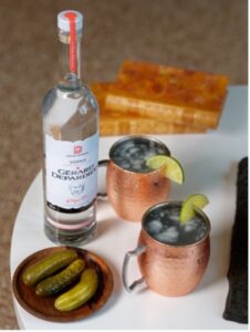 Cocktail Moskow Mule à base de Vodka Gérard Depardieu, dans des verres en cuivre