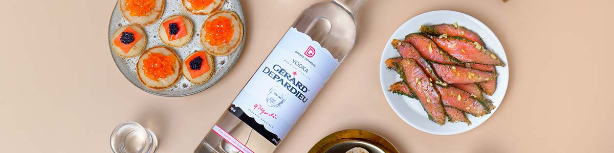 Vodka ou whisky. Photo de la bouteille de vodka Gérard Depardieu et de verres à shooter