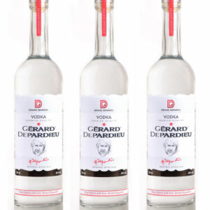 trois bouteilles de Vodka Gérard Depardieu disponibles à la vente sur le site https://vodkadepardieu.fr