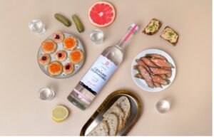 Accords mets vodka à base de Vodka Gérard Depardieu : assiettes apéritives blinis et œufs de poisson, saumon gravlax et pain de seigle.