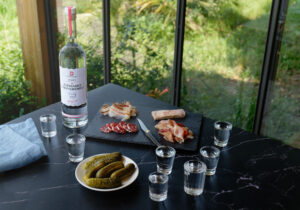 Vodka Gérard Depardieu avec une planche apéritive, parmi les meilleures vodkas à partager entre amis.